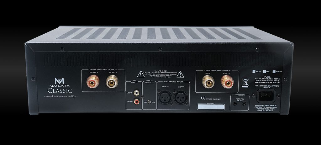 Pannello posteriore del Manunta Classic Power Amplifier con ingressi RCA e XLR bilanciati, morsetti per diffusori, selettore degli ingressi e connessioni trigger 12V.