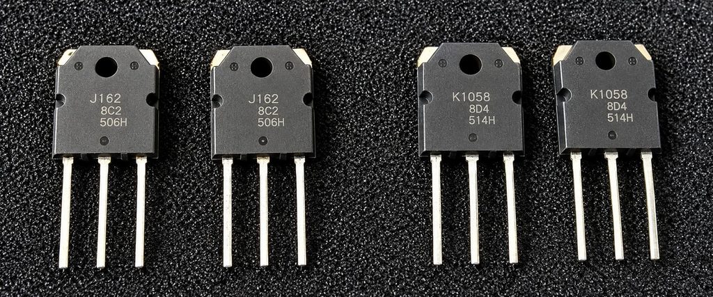 Quattro transistor MOSFET laterali Hitachi 2SJ162 P-channel e 2SK1058 N-channel, utilizzati come riferimento nell'analisi tecnica del BRZHIFI TELOS-590.