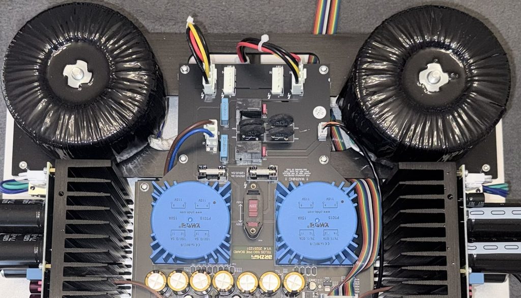 Dettaglio dell'alimentazione del BRZHIFI TELOS-590 con due grandi trasformatori toroidali principali e due trasformatori ausiliari blu.