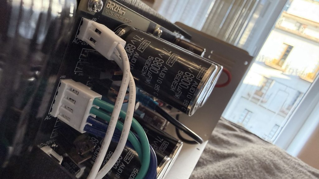 Dettaglio dei condensatori elettrolitici Nippon Chemi-Con da 6.800 µF della sezione di alimentazione dell'amplificatore BRZHIFI TELOS-590.