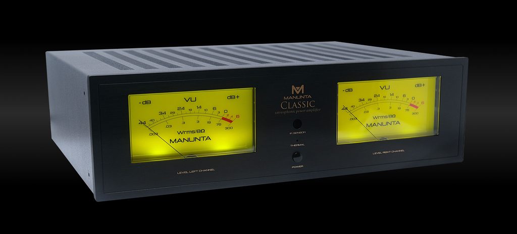 Manunta Classic Power Amplifier, finale di potenza stereo Made in Italy con telaio nero, due grandi VU-meter analogici retroilluminati e potenza di 75 watt per canale su 8 ohm.
