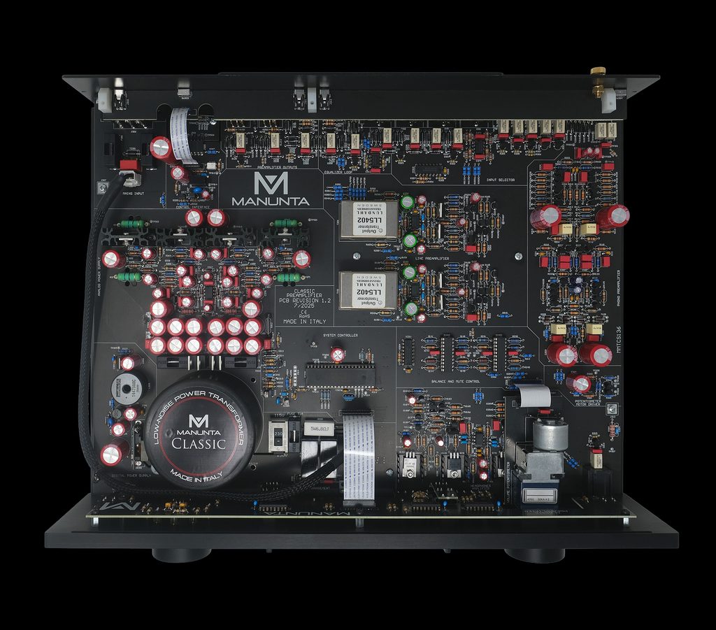 Vista interna del Manunta Classic Preamplifier con circuito stampato, componenti discreti, trasformatore toroidale di alimentazione e trasformatori Lundahl per le uscite bilanciate.