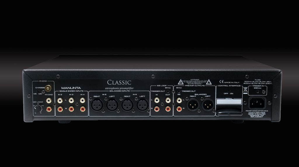 Pannello posteriore del Manunta Classic Preamplifier con ingressi analogici RCA e XLR, stadio phono MM/MC, uscite bilanciate, connessioni EQ Loop e trigger.