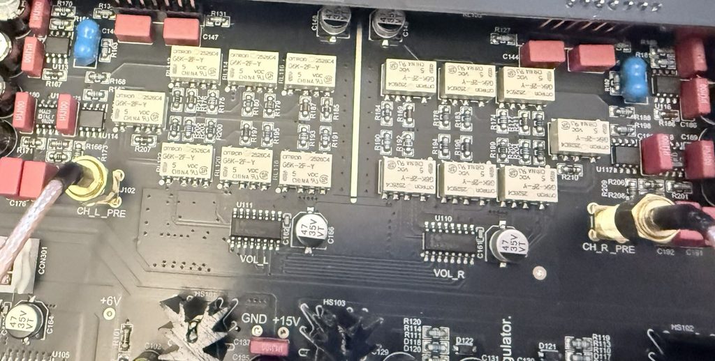 Dettaglio della scheda elettronica del BRZHIFI TELOS-590 con i relè del controllo volume a 128 passi e i circuiti dedicati ai canali destro e sinistro.